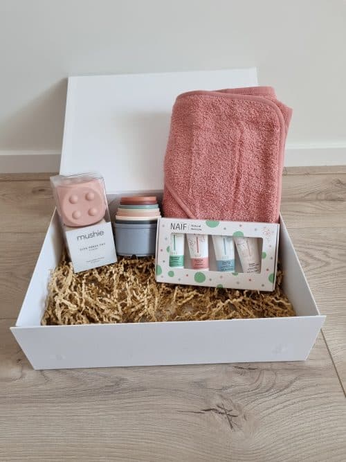 cadeaubox roze d kraamcadeau Naïf Mushie