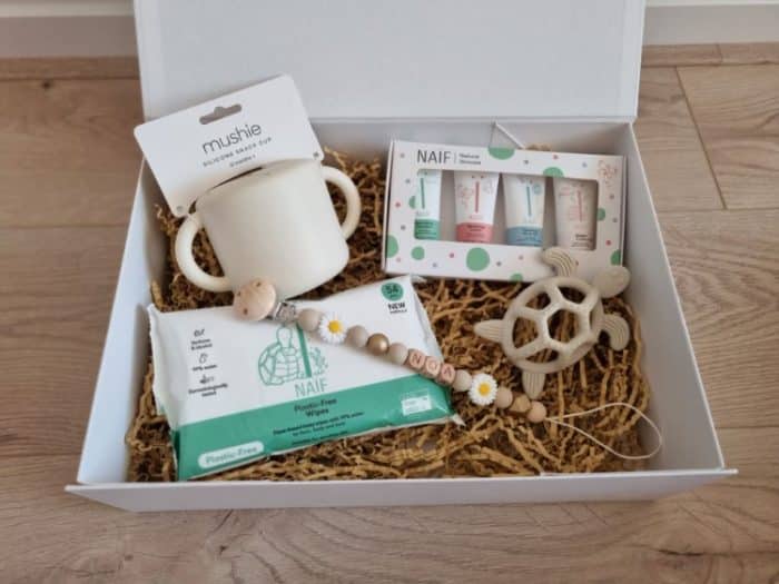 cadeaubox f neutraal mushie en naif met speenkoord met naam 2