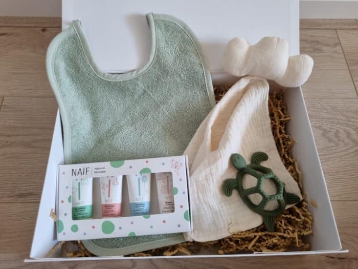 cadeaubox kraamcadeau groen A met Naïf