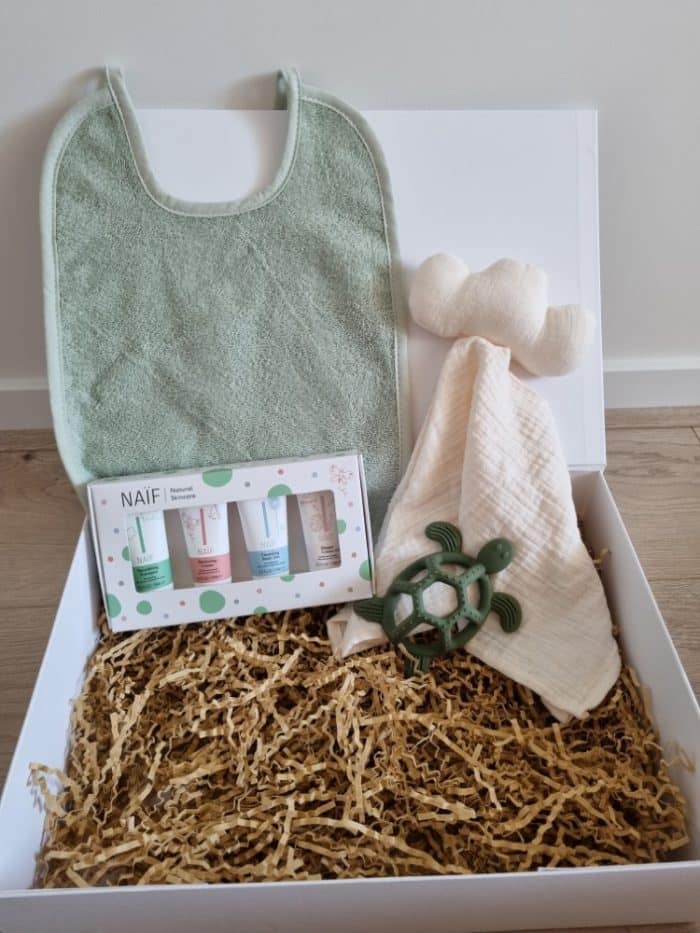 cadeaubox kraamcadeau groen met Naïf