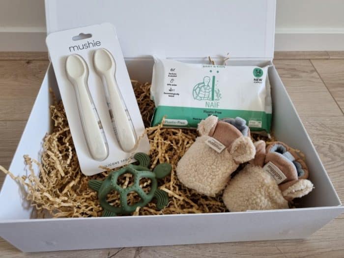 cadeaubox groen kraamcadeau met Naïf en Mushie