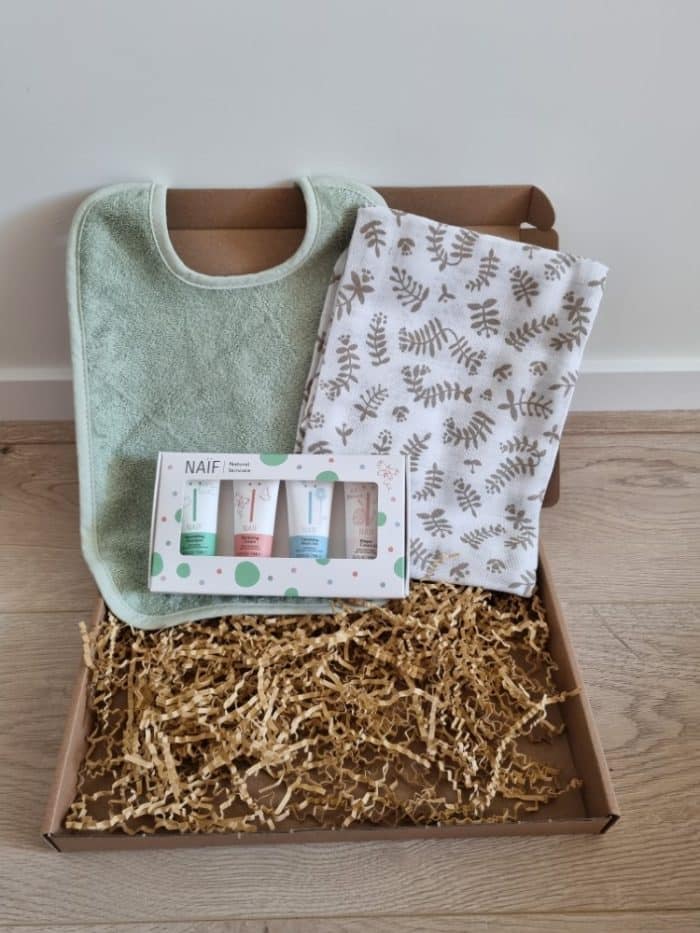 Brievenbus cadeaubox groen met Naïf en hydrofiele doek