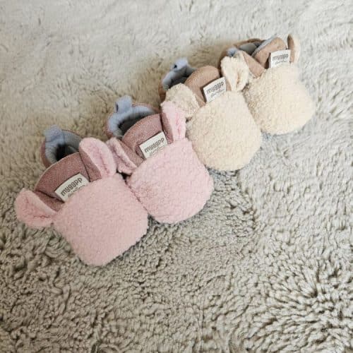 Roze- en crèmekleurige babyslofjes