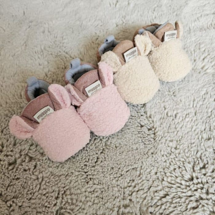 Roze- en crèmekleurige babyslofjes